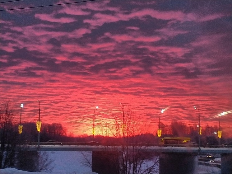 Ярославцы выложили в соцсетях фото потрясающе красивого розового неба