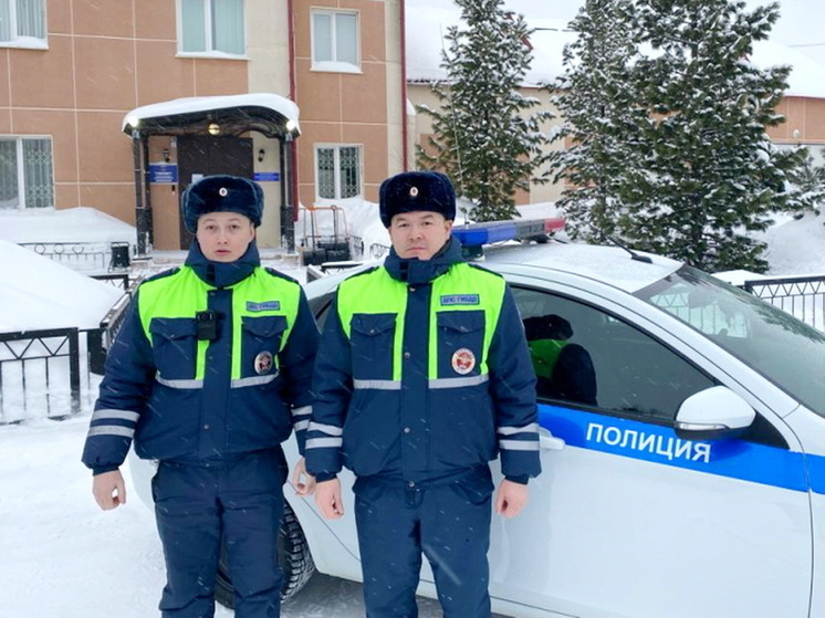 Пуровские автоинспекторы спасли замерзающих на трассе тазовчан