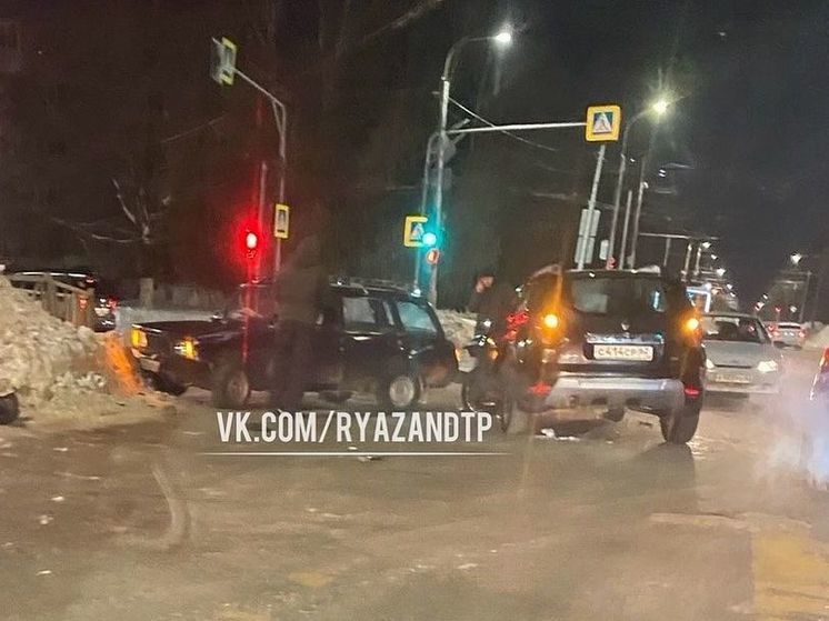 Утром 23 января на улице Интернациональной столкнулись ВАЗ и Renault Duster