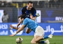«Интер» третий раз подряд выиграл Суперкубок Италии по футболу, обыграв «Наполи».