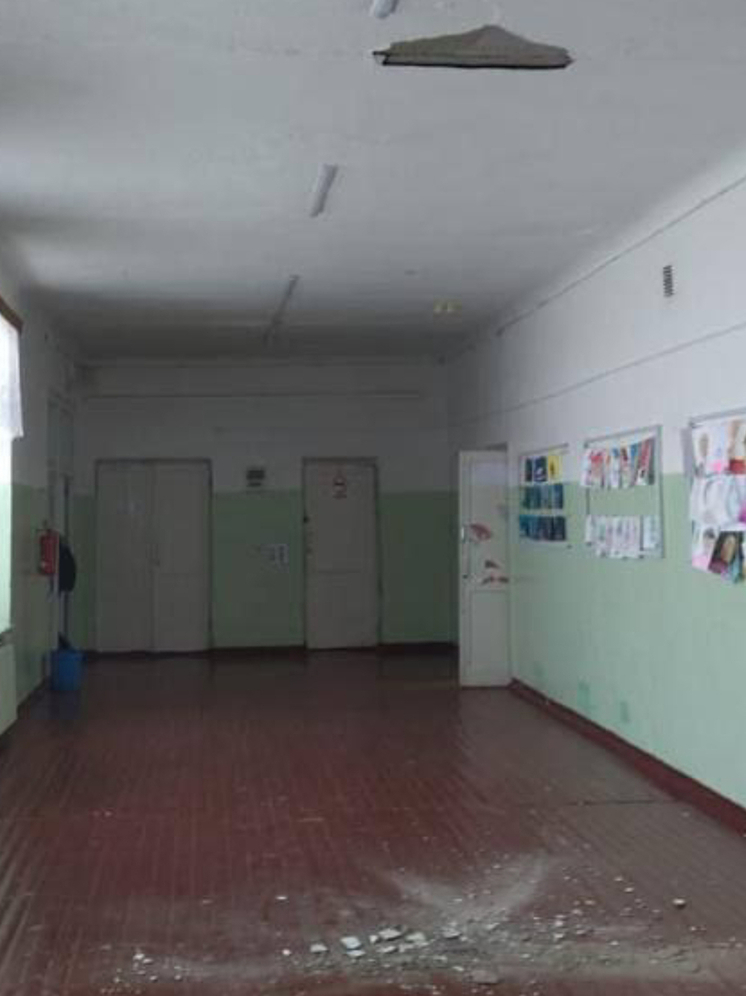 В школе Омской области на четвероклассника обрушилась штукатурка
