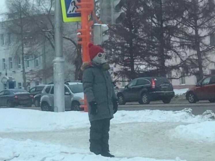 В центре Кемерова заметили человека в противогазе