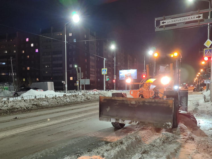 В Омске к уборке снега дополнительно привлекли грейдеры и самосвалы