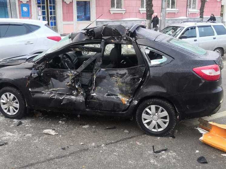 При столкновении Lada и Shacman в центре Рязани пострадал водитель легковушки