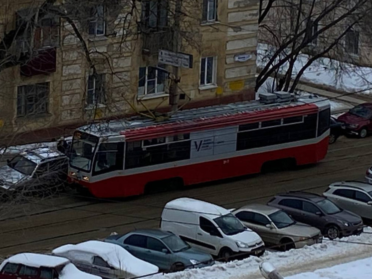 На Михеева в Туле припаркованное авто парализовало движение трамваев