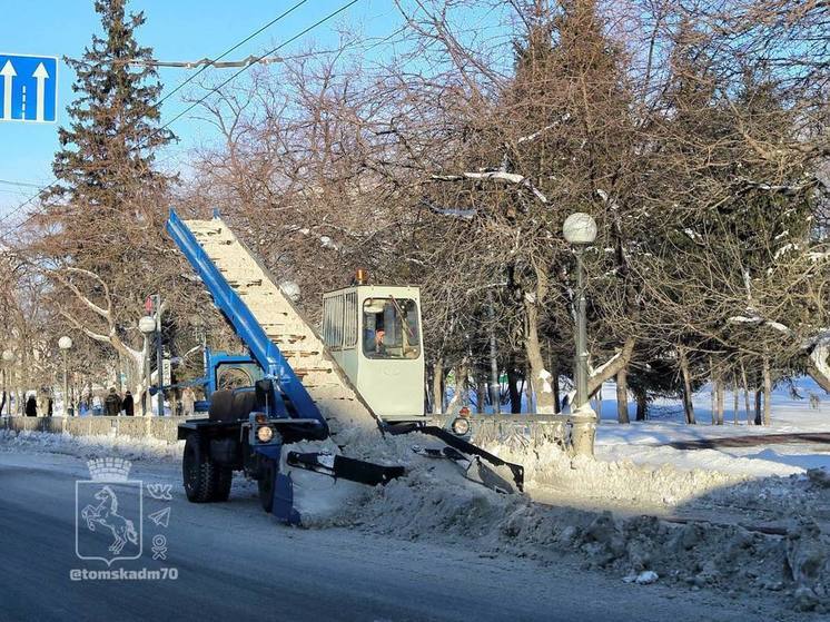 В Томске усилили работу по очистке тротуаров от снега