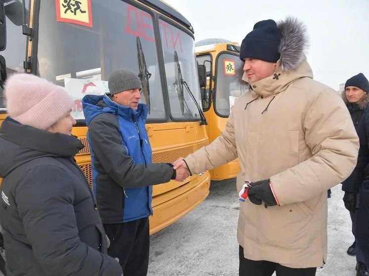 Губернатор Виталий Хоценко передал омским школам 49 новых автобусов
