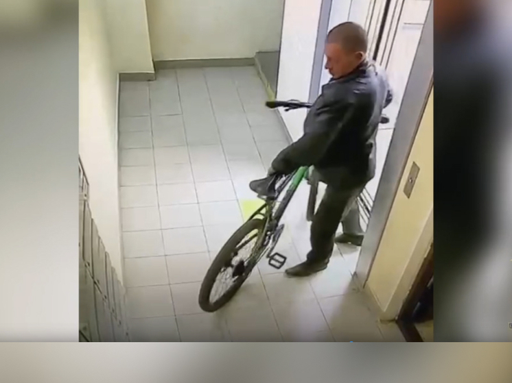 В Иркутске ищут мужчину, укравшего из подъезда велосипед