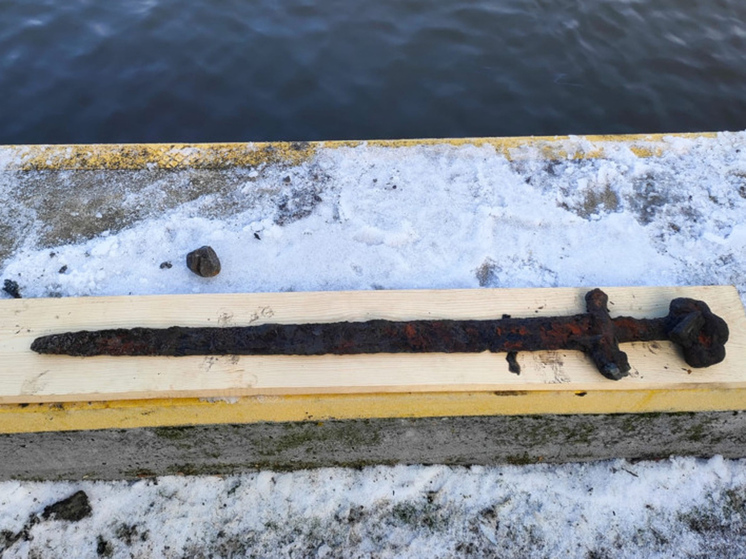 Тысячелетний меч викингов нашли в идеальном состоянии на дне реки