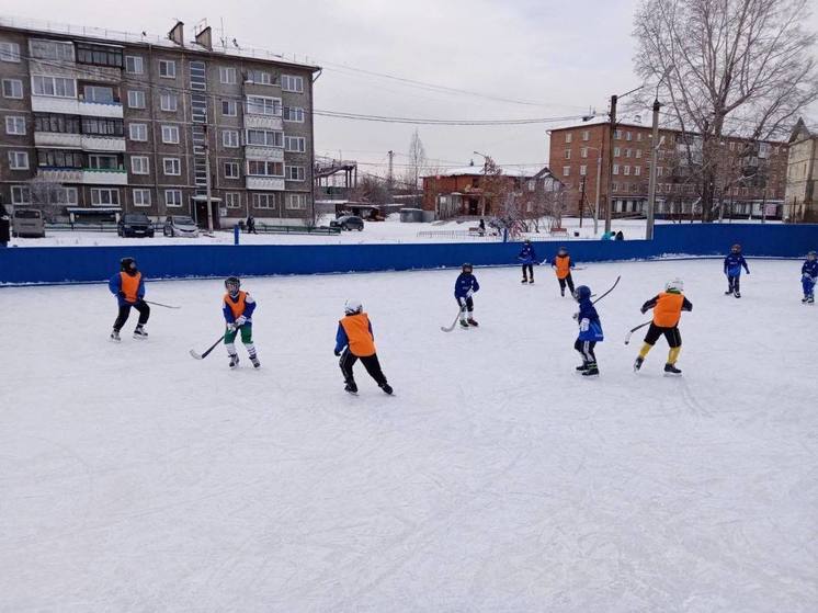  В Иркутске проходят отборочные игры по мини-хоккею с мячом на Кубок мэра