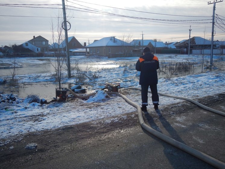В Приморско-Ахтарском районе спасатели ликвидируют подтопления
