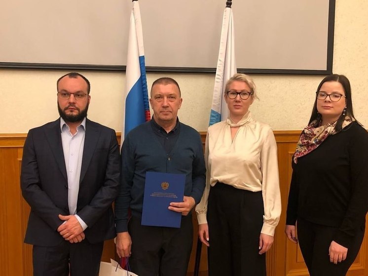 В Комтрансе Ленобласти наградили водителя, спасшего пассажиров из горящего автобуса