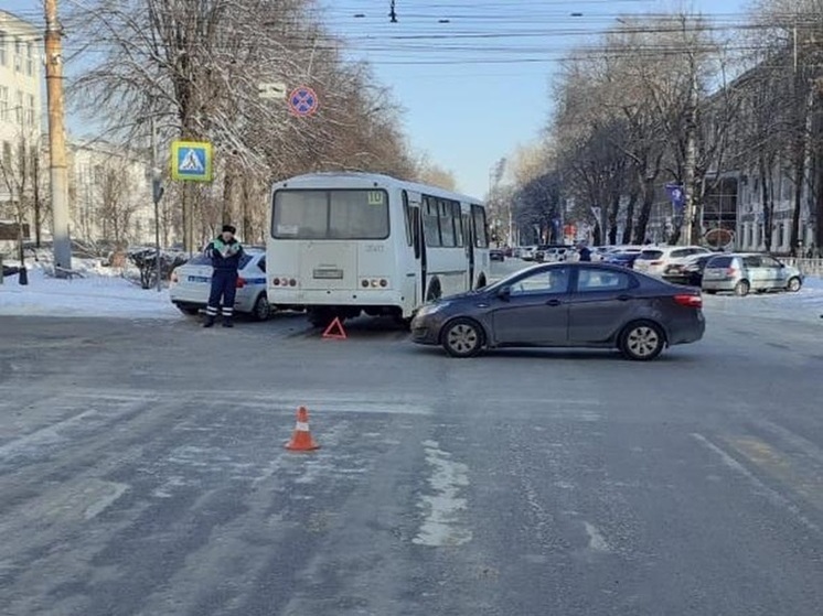 Автобус сбил насмерть 87-летнего пешехода на переходе под красный сигнал светофора в центре Воронежа