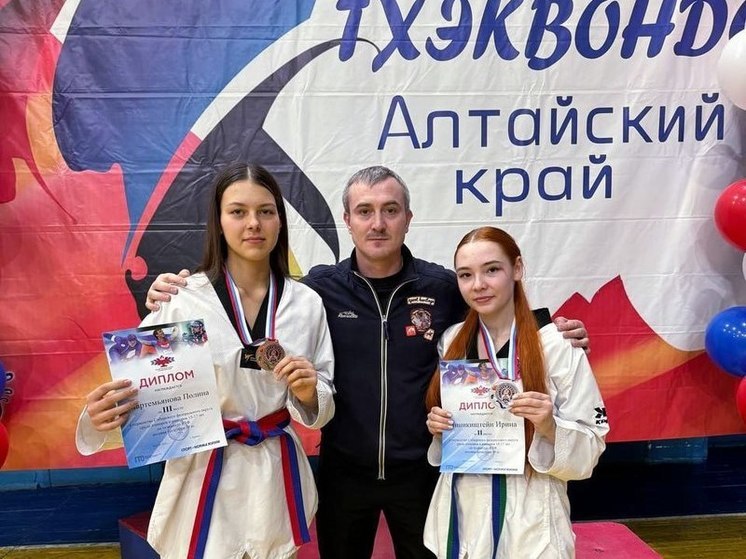 Юные томские тхэквондистки привезли две медали с первенства Сибири