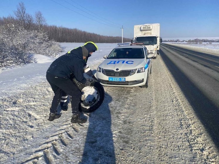 Пензенские госавтоинспекторы помогли мужчине найти отвалившееся колесо
