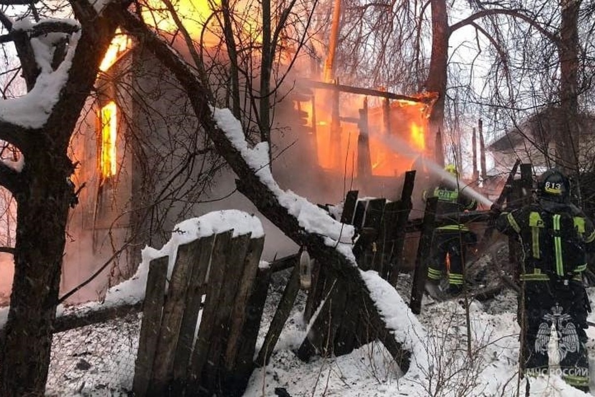 Костромские пожарные оперативно ликвидировали пожар в нежилом доме по ул.Войкова