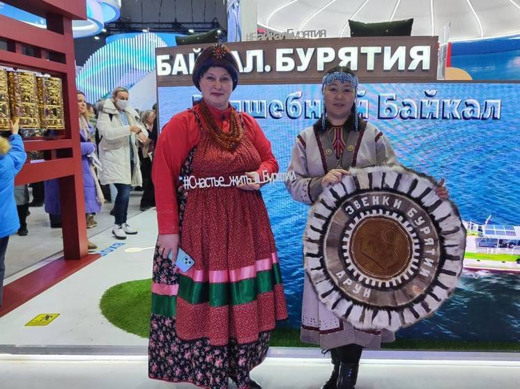 Жителей Москвы в павильоне Бурятии научили шить эвенкийские обереги