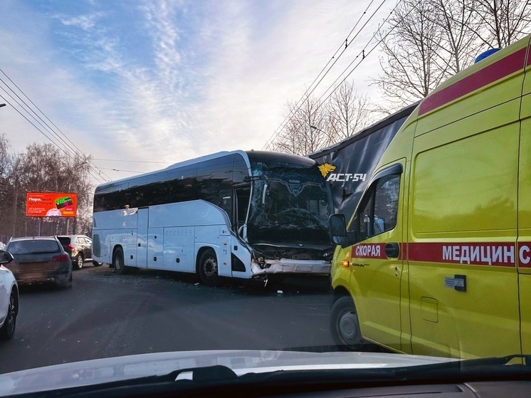 Пассажирский автобус столкнулся с фурой в Новосибирске