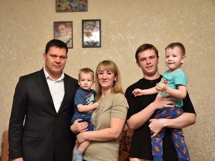Мэр Вологды Сергей Воропанов оказал поддержку многодетной семье, потерявшей отца в зоне СВО