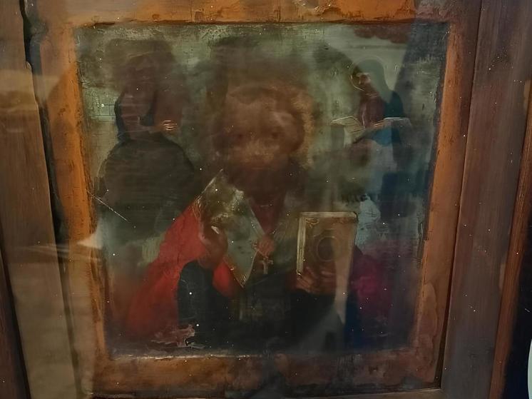 Лик Николая Чудотворца проявился на черной иконе в храме Забайкалья