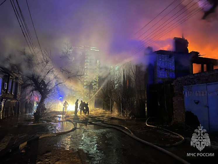 В Астрахани загорелись 2 жилых дома в Кировском районе, пострадал человек