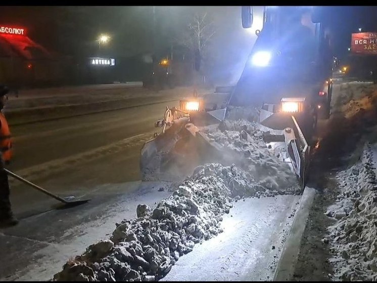 В Улан-Удэ продолжают очищать дороги от снежных накатов