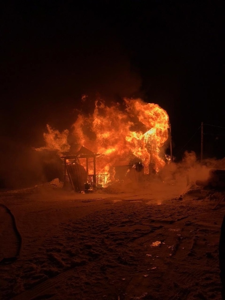 Спасатели 2 часа тушили страшный пожар на пилораме в Карелии