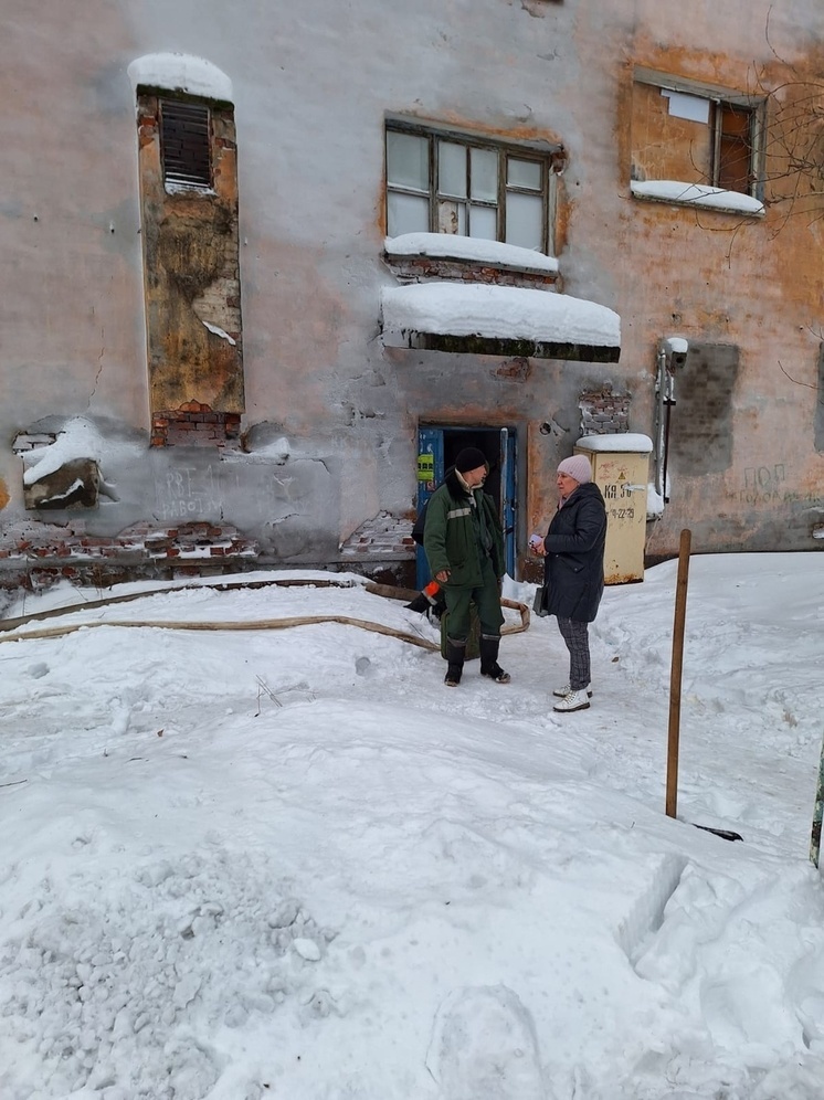 Воду в целом квартале Сегежи отключили из-за жильцов аварийного дома