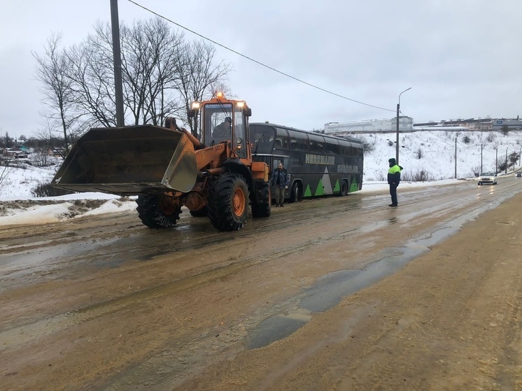Во Мценске на дороге застрял пассажирский автобус