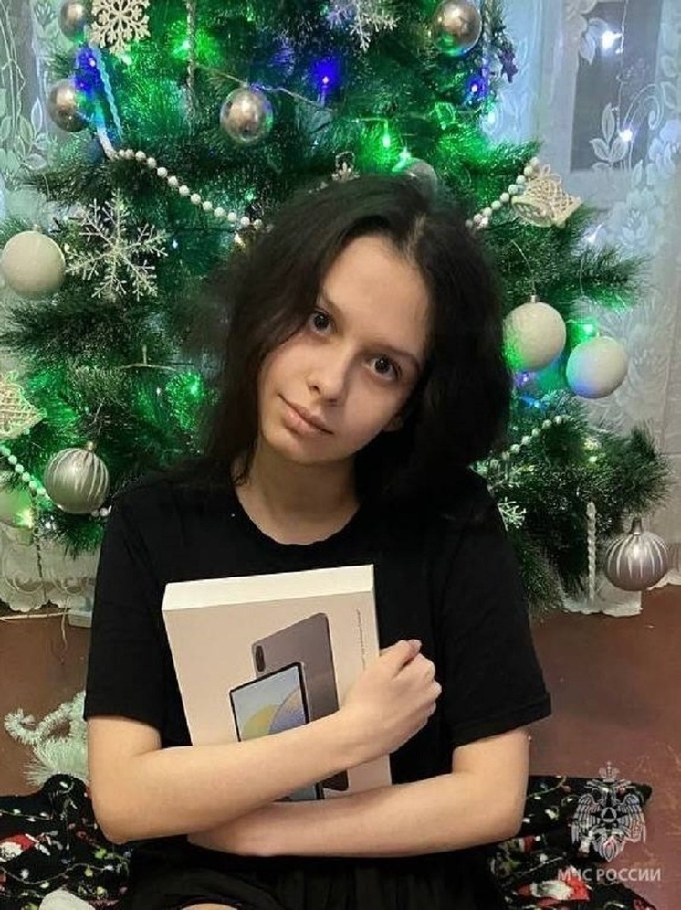 Глава МЧС Ямала подарил планшет девочке из Волновахи