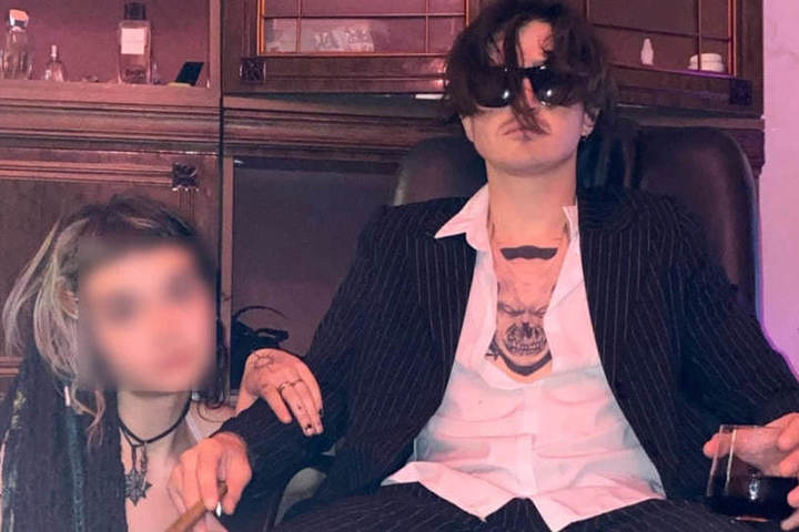 Девочка описалась ночью. Положение лежа калачиком фото. Недержание мочи у детей. Положение лежа калачиком фото. Девочка описалась в кровать.