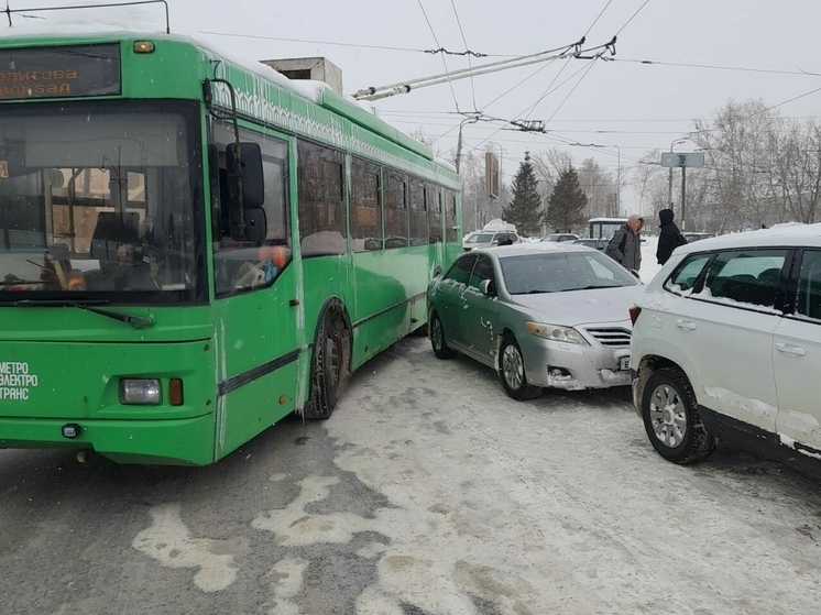 В Казани встали троллейбусы из-за брошенных на дороге авто