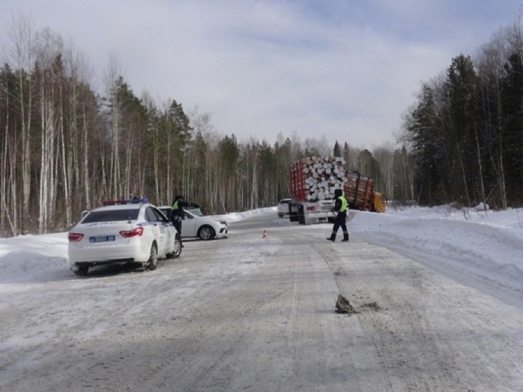 Погиб водитель Land Cruiser, влетевший в грузовик на трассе Пермь – Екатеринбург