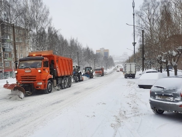 В Кирове уборке снега мешают припаркованные под знаками машины