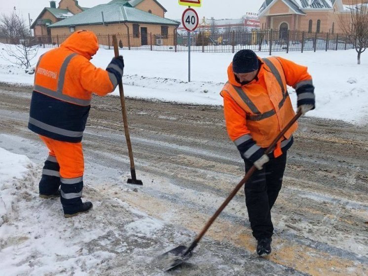В Курске 24 января улицы убирают от снега и наледи 62 рабочих
