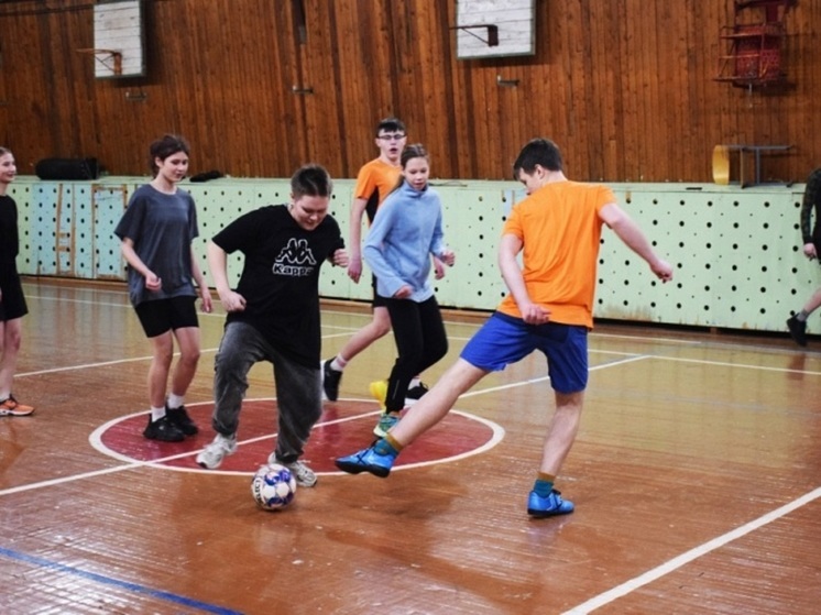 Команды «Студенческого десанта» в НАО сыграли в мини-футбол