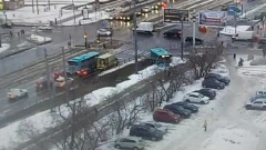 В Петербурге автобус влетел в толпу прохожих: ДТП попало на видео