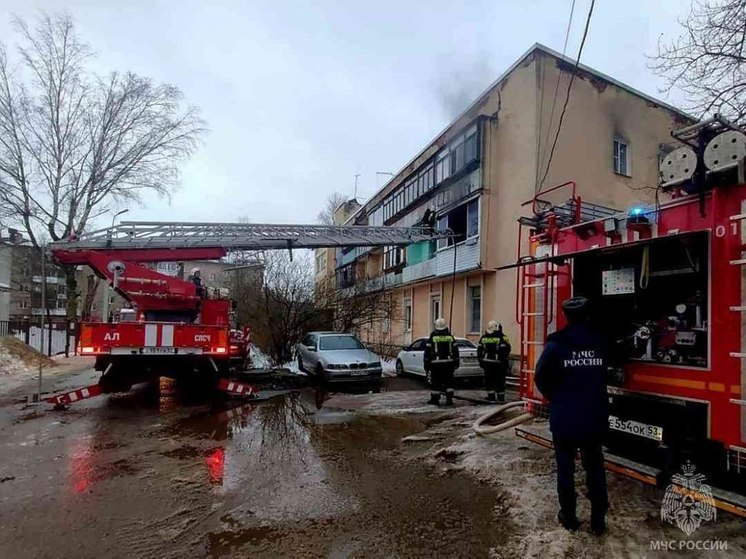 Пожарные спасли мужчину из горящей квартиры в Великом Новгороде