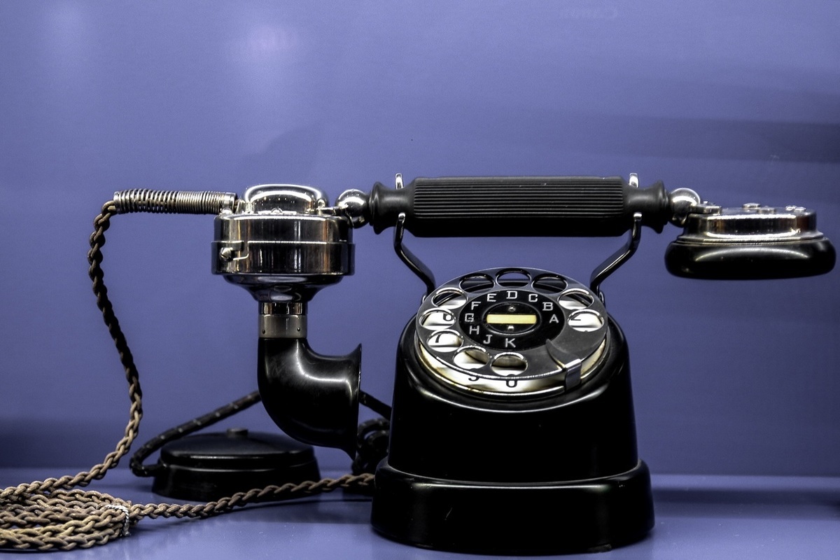 Новинки звонков на телефон 2024 года. Старинный телефон. Первый телефонный аппарат. Старинный телефонный аппарат. Телефонный аппарат США.