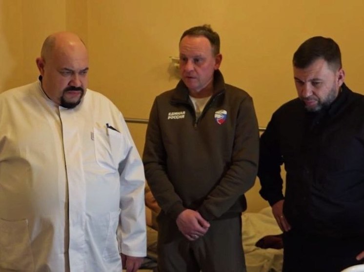 Глава ДНР проведал дончан, пострадавших при обстреле Текстильщика в Донецке