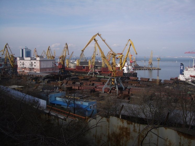 Власти Одессы заявили о попадании в промышленный объект