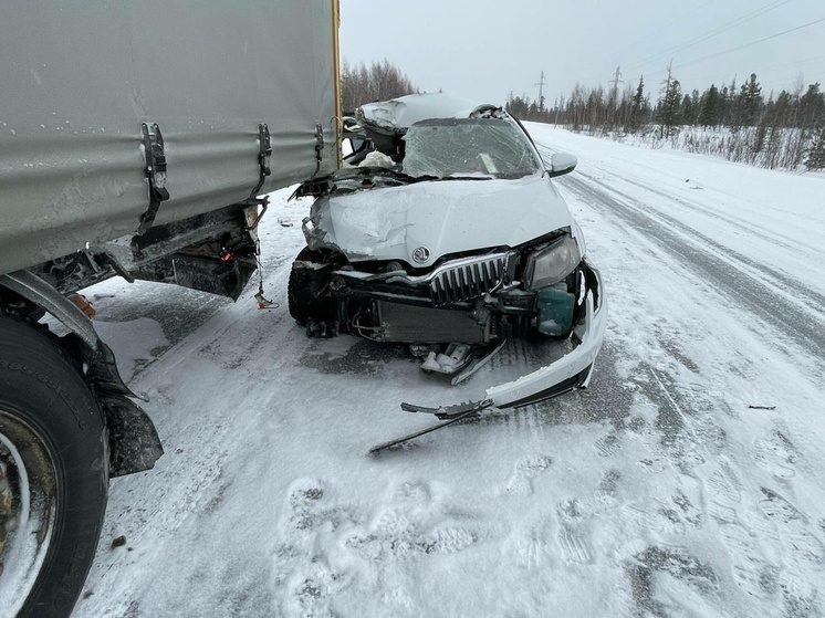 На Ямале иномарка влетела в грузовик: двое пострадали