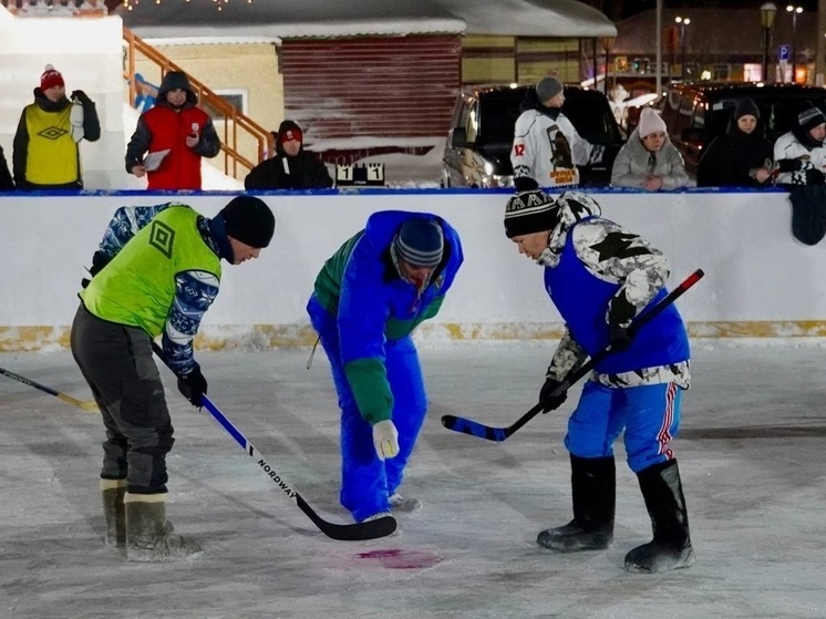 В Аксарке начался Кубок снеговика по хоккею в валенках