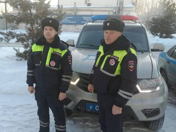 Инспекторы ДПС помогли застрявшему в кювете водителю