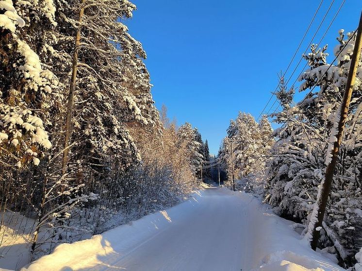 Житель Сахалина два дня дней ночует в машине из-за снегопада
