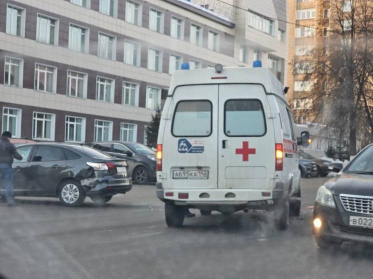 Машина скорой помощи столкнулась с легковушкой в Кемерове