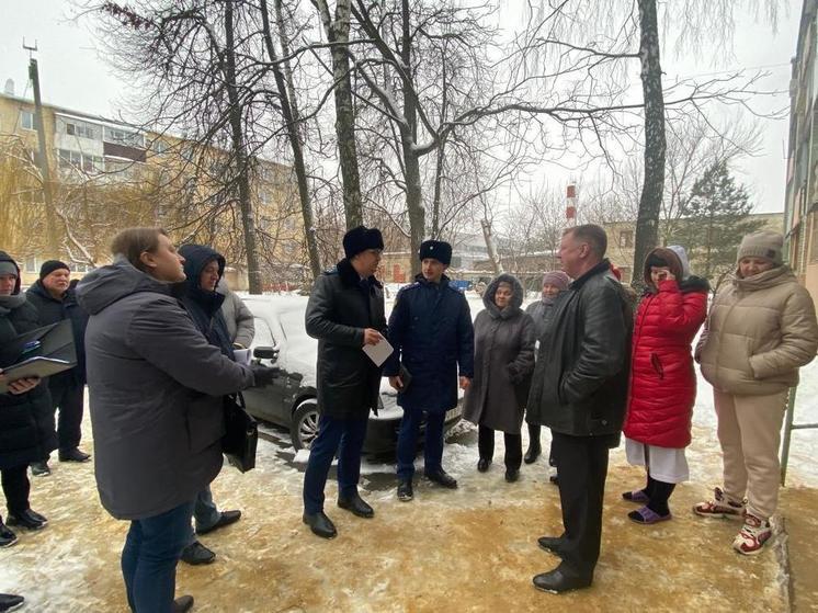 Прокурор Орловской области встретился с жителями разваливающегося дома на Наугорке
