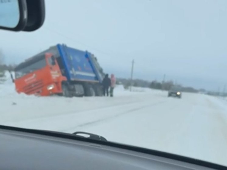 В Касимовском районе мусоровоз вылетел в кювет