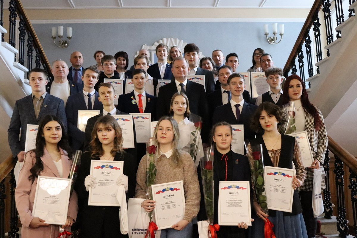 Талантливую молодежь Костромской области удостоили областных наград