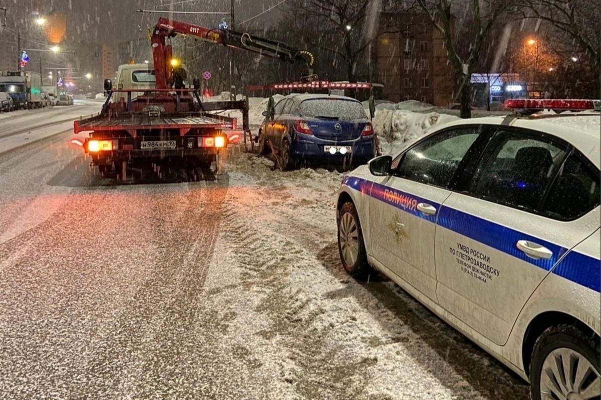 дорожные ремонтные работы. мобильные демпфирующие устройства. дорожные работы в ночное время. дорожные рабочие ночью. демпферные устройства на автомобильных дорогах.